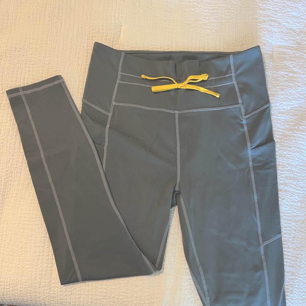 Ultra High-Waisted Mesh Pocket 7/8 Fabletics leggings / size L / storm cloud